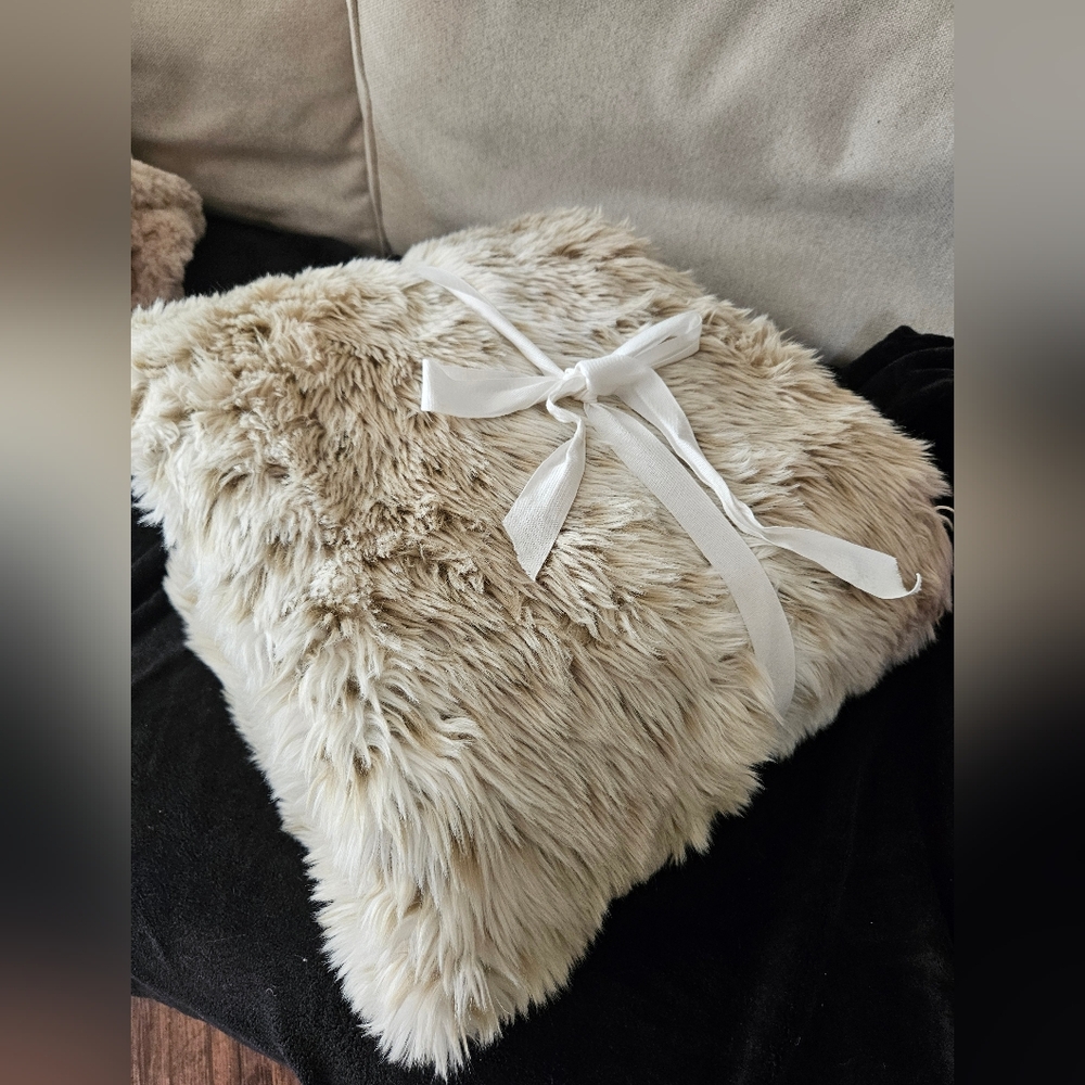 Faux Fur Throw - Picture 2 of 4